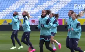 华人女足雄起！国家队队员荣耀登顶(华人女足雄起!国家队队员荣耀登顶了吗)