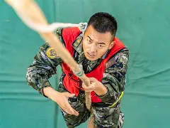 包含队员展示技术风采，备战国际激战赛的词条