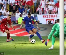 包含欧洲杯精彩姗姗来迟，谁能捧得出战荣誉的词条