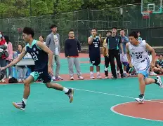 篮球赛事引燃热情，比赛场上争分夺秒！