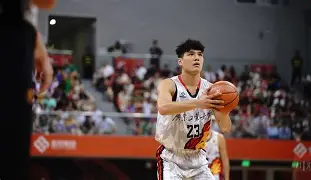 篮球明星对决精彩纷呈，胜者屹立巅峰之上！