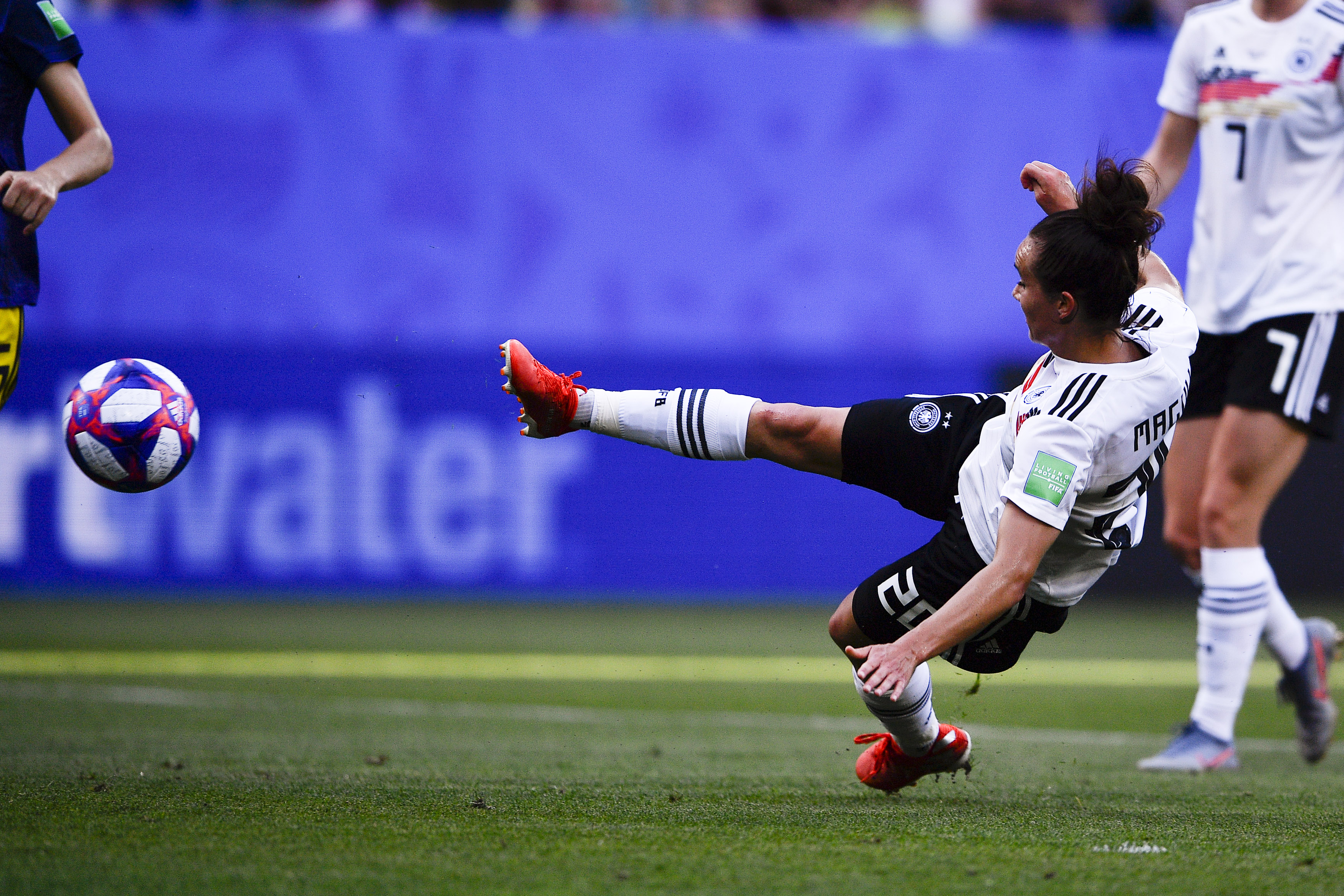 包含德国女足遭遇意外失利，无缘四强的词条